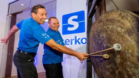 Bang a gong, get it on, Serko...